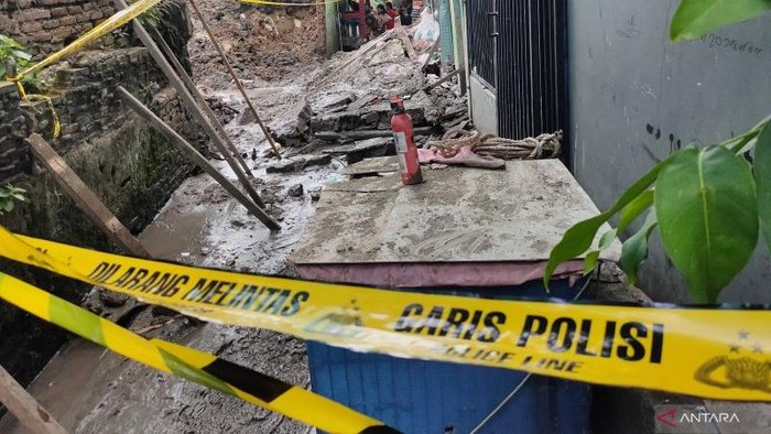 5 Fakta Tembok Sekolah di Palmerah Roboh Timpa Motor-Tutup Akses Warga: Kecelakaan atau Kebijakan?