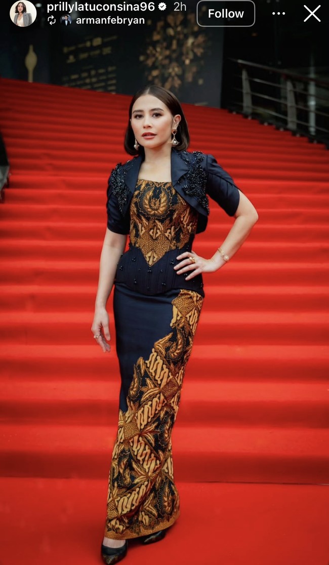 Prilly Latuconsina yang juga merupakan ketua FFI terlihat mengenakan dress model corset batik. Penampilannya itu lengkap dengan outer puffy crop hitam. Foto: Instagram