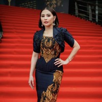Prilly Latuconsina yang juga merupakan ketua FFI terlihat mengenakan dress model corset batik. Penampilannya itu lengkap dengan outer puffy crop hitam. Foto: Instagram