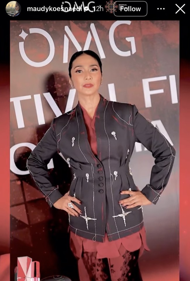 Maudy Koesnaedi memilih mengenakan busana dari desainer Wilsen Willim. Penampilannya tampak menawan dengan busana perpaduan warna merah dan hitam. Foto: Instagram
