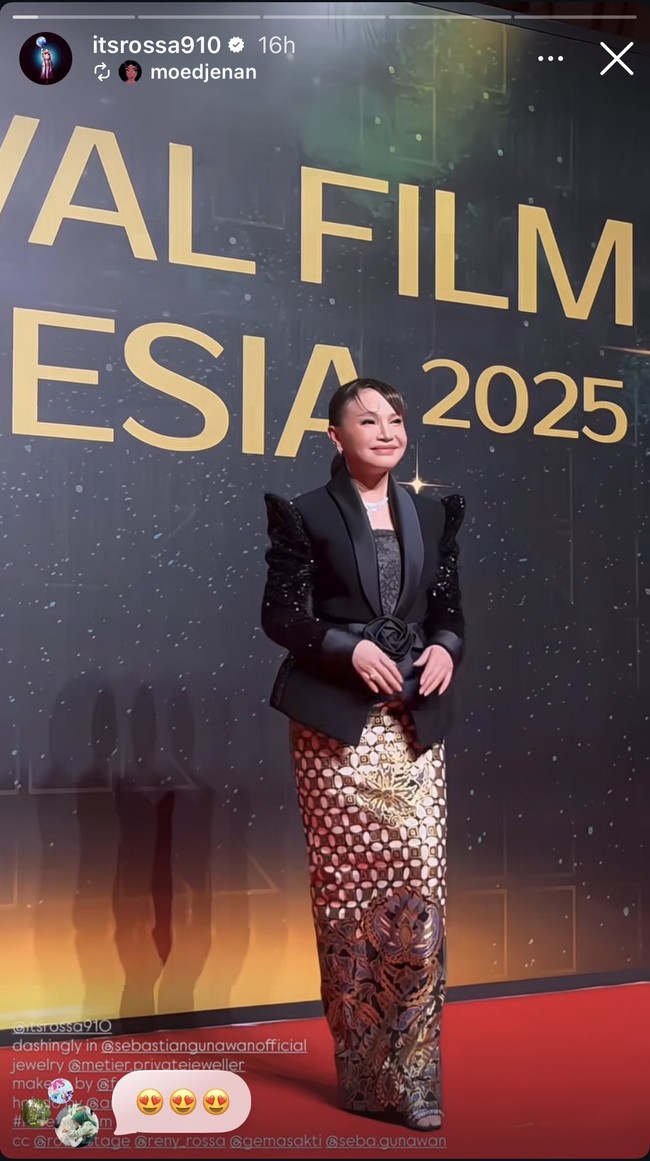 Rossa tampil memukau memadukan blazer hitam lengan panjang berpayet dan rok batik coklat. Mempermanis tampilannya, Rossa juga mengenakan obi bunga satin di bagian perutnya. Foto: Instagram