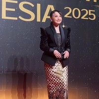 Rossa tampil memukau memadukan blazer hitam lengan panjang berpayet dan rok batik coklat. Mempermanis tampilannya, Rossa juga mengenakan obi bunga satin di bagian perutnya. Foto: Instagram