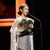 Pemeran Cinta, Leya Princy, memilih mengenakan atasan putih menerawang dipadukan patterned skirt coklat. Ia juga melengkapi penampilannya dengan selendang brokat senada. Foto: Instagram