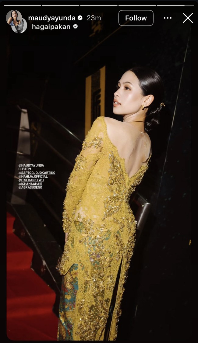 Maudy Ayunda tampil anggun kenakan kebaya kuning berpayet. Kebaya tersebut memiliki potongan lowback. Ia melengkapinya dengan kain batik biru. Foto: Instagram