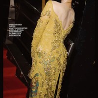 Maudy Ayunda tampil anggun kenakan kebaya kuning berpayet. Kebaya tersebut memiliki potongan lowback. Ia melengkapinya dengan kain batik biru. Foto: Instagram