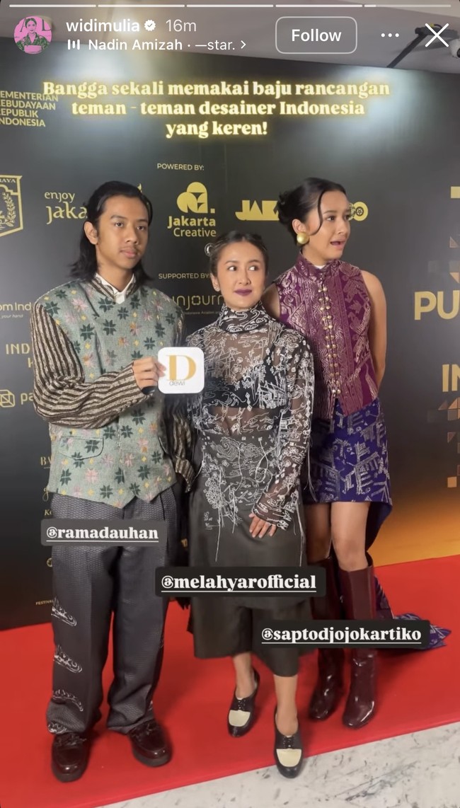 Widi Mulia hadir bersama putrinya, Widuri. Widi memilih blouse menerawang hitam-putih yang dipadukan dengan rok midi bertumpuk. Sementara Widuri memilih mengenakan sleeveless top ungu berpadu rok asimetris dan knee-high boots marun. Foto: Instagram