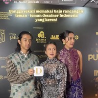Widi Mulia hadir bersama putrinya, Widuri. Widi memilih blouse menerawang hitam-putih yang dipadukan dengan rok midi bertumpuk. Sementara Widuri memilih mengenakan sleeveless top ungu berpadu rok asimetris dan knee-high boots marun. Foto: Instagram