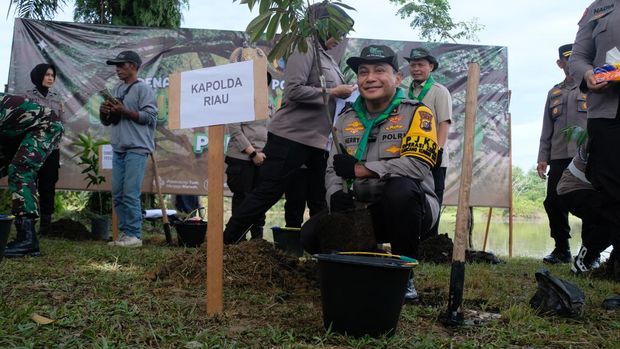 Gerakan penanaman 21.000 pohon menyambut Hari Pohon Nasional di Pekanbaru, Riau. Gerakan penanaman 21.000 pohon menyambut Hari Pohon Nasional di Pekanbaru, Riau.