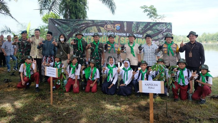 Gerakan penanaman 21.000 pohon menyambut Hari Pohon Nasional di Pekanbaru, Riau.