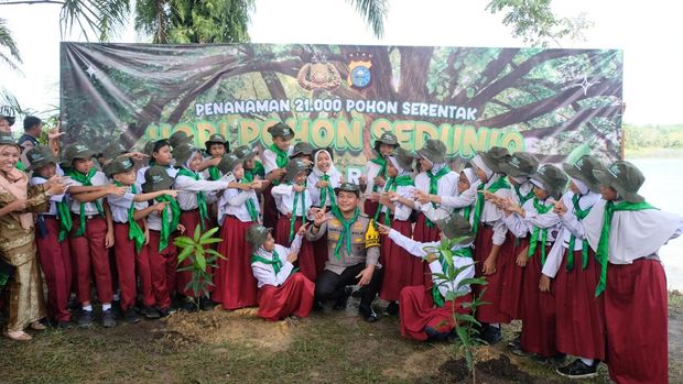 Gerakan penanaman 21.000 pohon menyambut Hari Pohon Nasional di Pekanbaru, Riau.
