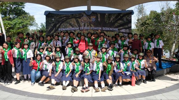 Gerakan penanaman 21.000 pohon menyambut Hari Pohon Nasional di Pekanbaru, Riau.