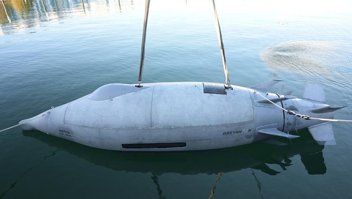 People prepare a Greyshark underwater drone or AUV (autonomous underwater vehicle), before a trial in the Baltic Sea, at the marina in Damp, Germany, November 21, 2025. REUTERS/Fabian Bimmer