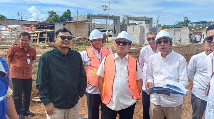 Gubernur Banten Andra Soni bersama Kepala Dinas Pendidikan dan Kebudayaan Banten Jamaludin mengunjungi proyek pembangunan SMAN 9 Kota Serang