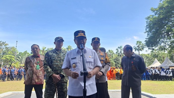 Gubernur DKI Jakarta Pramono Anung (baju putih)