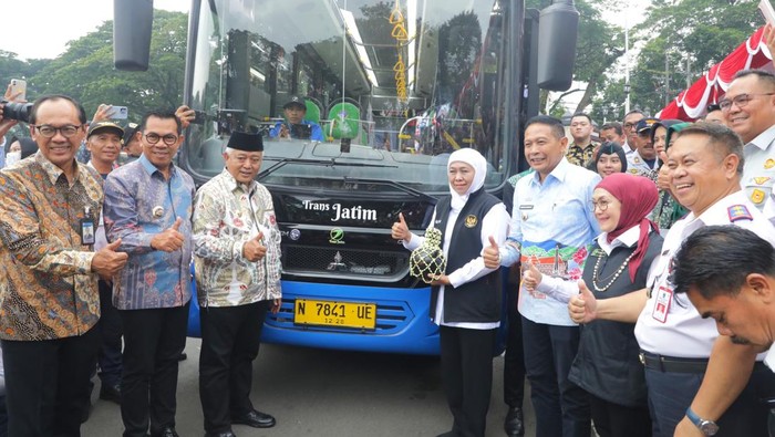 Gubernur Jatim Khofifah Indar Parawansa saat meluncurkan bus Trans Jatim Koridor I Malang Raya.