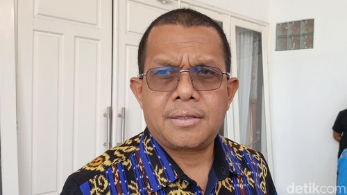 Gubernur NTT, Emanuel Melkiades Laka Lena, saat memberikan keterangan kepada detikBali di Rujab Gubernur NTT. Jumat (21/11/2025).