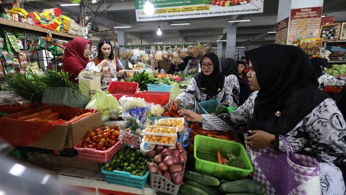 Sejumlah guru membeli makanan tradisional jenang saat aksi borong dagangan pasar di Pasar Bawang, Kota Kediri, Jawa Timur, Jumat (21/11/2025). Aksi serentak borong dagangan di sepuluh pasar tradisional dengan melibatkan sedikitnya1.500 guru se-Kota Kediri tersebut sebagai upaya menggerakkan ekonomi masyarakat kecil sekaligus memperingati HUT ke-80 Persatuan Guru Republik Indonesia (PGRI). ANTARA FOTO/Prasetia Fauzani
