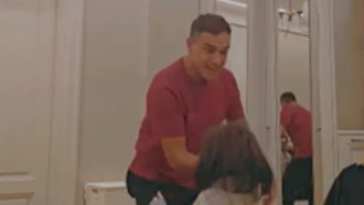 Momen Manis Hamish Daud & Zalina yang Sudah Makin Besar, Pamer Handshake Baru