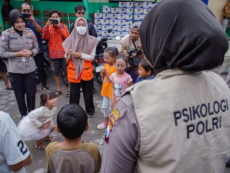 Srikandi Semeru Dampingi Anak Pengungsi, Bantu Atasi Trauma Pasca Erupsi