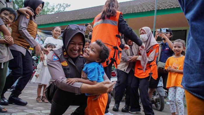 Tim Trauma Healing Srikandi Semeru Polres Lumajang bermain bersama anak-anak pengungsi di Posko Pengungsian SDN 04 Supiturang, Pronojiwo, Lumajang, Jawa Timur, Jumat (21/11/2025). Kegiatan pendampingan pemulihan psikologis tersebut dilakukan untuk membantu anak-anak mengurangi rasa takut dan stres pasca bencana. ANTARA FOTO/Irfan Sumanjaya