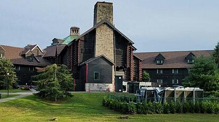 Hotel ikonik milik Evergrande Fairmont Le Château Montebello