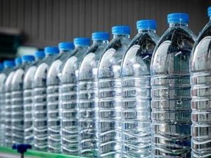 Sering Minum Air Kemasan? Waspada Paparan Mikroplastik!