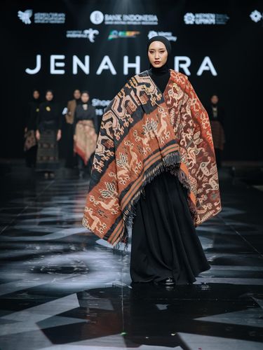 Koleksi busana di Indonesia International Modest Fashion Festival 2025 (IN2MOTION Fest 2025) di  di JIEXPO Convention Centre & Theater, Jakarta.