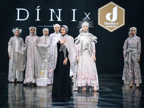 Koleksi busana di Indonesia International Modest Fashion Festival 2025 (IN2MOTION Fest 2025) di  di JIEXPO Convention Centre & Theater, Jakarta.
