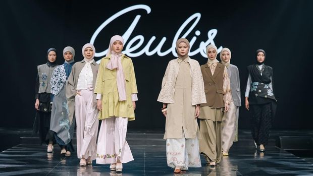 Koleksi busana di Indonesia International Modest Fashion Festival 2025 (IN2MOTION Fest 2025) di  di JIEXPO Convention Centre & Theater, Jakarta.