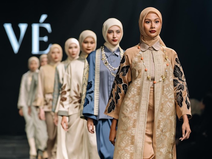 Koleksi busana di Indonesia International Modest Fashion Festival 2025 (IN2MOTION Fest 2025) di  di JIEXPO Convention Centre & Theater, Jakarta.