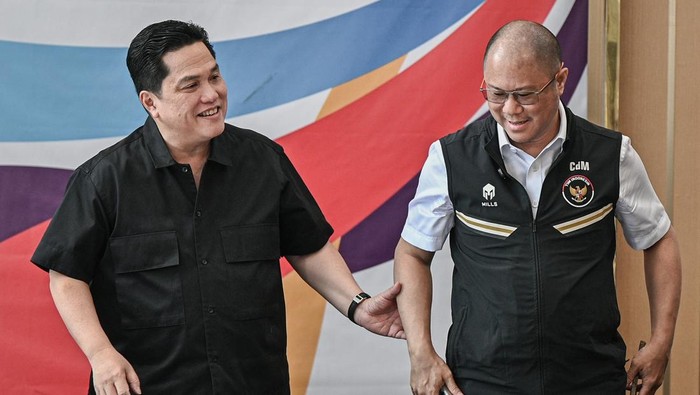 Menteri Pemuda dan Olahraga Erick Thohir (kedua kiri), Ketua Komite Olahraga Nasional Indonesia (KONI) Marciano Norman (kiri), Chef de Mission (CdM) Kontingen Indonesia untuk SEA Games 2025 Bayu Priawan Djokosoetono (kedua kanan), dan Sekretaris Jenderal Komite Olimpiade Indonesia (KOI) Wijaya Mithuna Noeradi (kanan) berfoto bersama usai menyampaikan keterangan pada konferensi pers di Kantor Kemenpora, Jakarta, Jumat (21/11/2025). Menpora Erick Thohir menyebut Indonesia akan mengirimkan 996 atlet pada ajang Sea Games Thailand 2025 dengan anggaran sebesar Rp66 miliar dengan target peraihan 80 medali emas. ANTARA FOTO/Fauzan