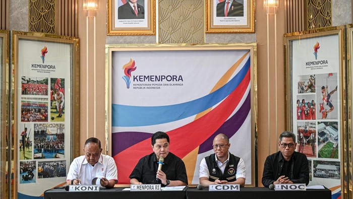 Menteri Pemuda dan Olahraga Erick Thohir (kedua kiri), Ketua Komite Olahraga Nasional Indonesia (KONI) Marciano Norman (kiri), Chef de Mission (CdM) Kontingen Indonesia untuk SEA Games 2025 Bayu Priawan Djokosoetono (kedua kanan), dan Sekretaris Jenderal Komite Olimpiade Indonesia (KOI) Wijaya Mithuna Noeradi (kanan) berfoto bersama usai menyampaikan keterangan pada konferensi pers di Kantor Kemenpora, Jakarta, Jumat (21/11/2025). Menpora Erick Thohir menyebut Indonesia akan mengirimkan 996 atlet pada ajang Sea Games Thailand 2025 dengan anggaran sebesar Rp66 miliar dengan target peraihan 80 medali emas. ANTARA FOTO/Fauzan
