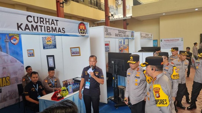 Irjen Asep meninjau sekaligus meluncurkan inovasi pelayanan Inovatif yang dilakukan Polres Metro Jakarta Pusat