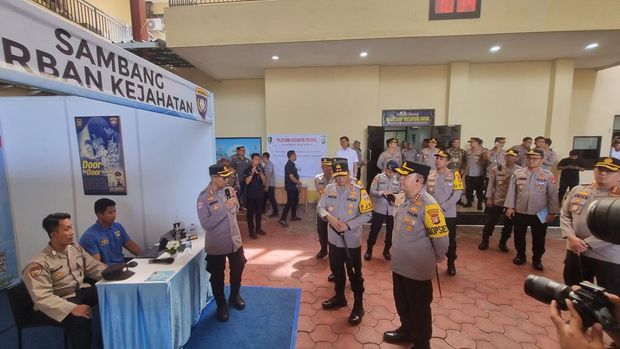 Irjen Asep meninjau sekaligus meluncurkan inovasi pelayanan Inovatif yang dilakukan Polres Metro Jakarta Pusat Irjen Asep meninjau sekaligus meluncurkan inovasi pelayanan Inovatif yang dilakukan Polres Metro Jakarta Pusat