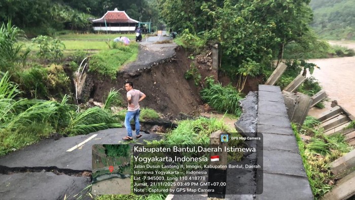 Ruas jalan di Kedungmiri, Sriharjo, Imogiri, Bantul yang amblas akibat guyuran hujan deras.