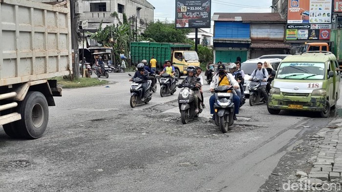 Jalan rusak di kawasan Simpang Kantor, tepatnya di Jalan Titi Pahlawan dan Jalan KL Yos Sudarso, Kecamatan Medan Labuhan, Kota Medan. (Rechtin Hani Ritonga/detikSumut)