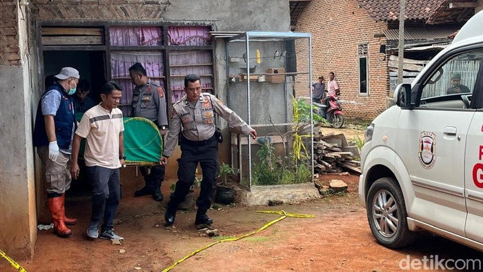 Jasad korban saat dievakuasi ke rumah sakit.