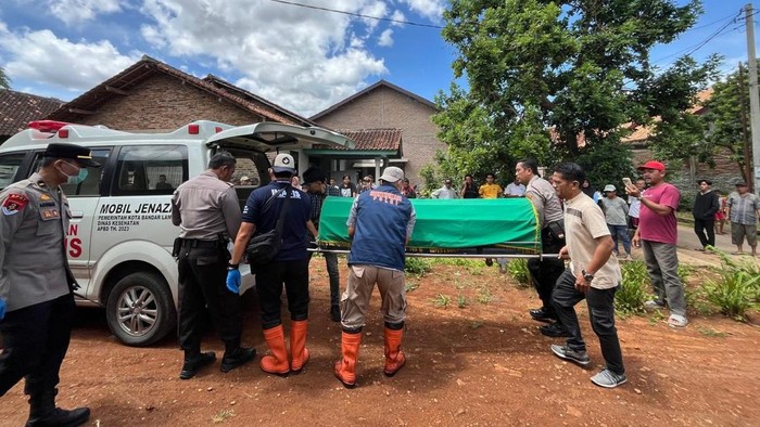 Jasad korban saat hendak dievakuasi ke rumah sakit.