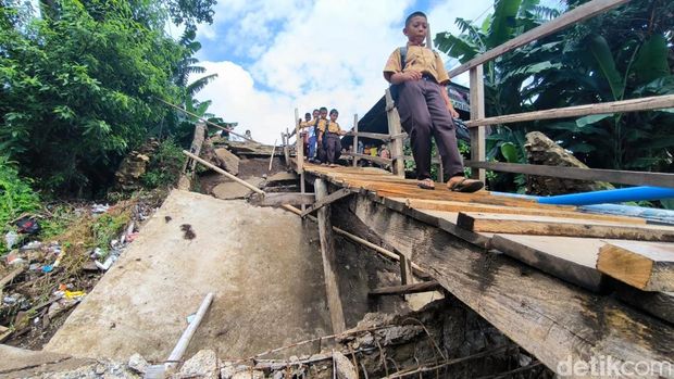 Jembatan ambruk di Kampung Bonto Tallasa, Kabupaten Maros. Jembatan ambruk di Kampung Bonto Tallasa, Kabupaten Maros.