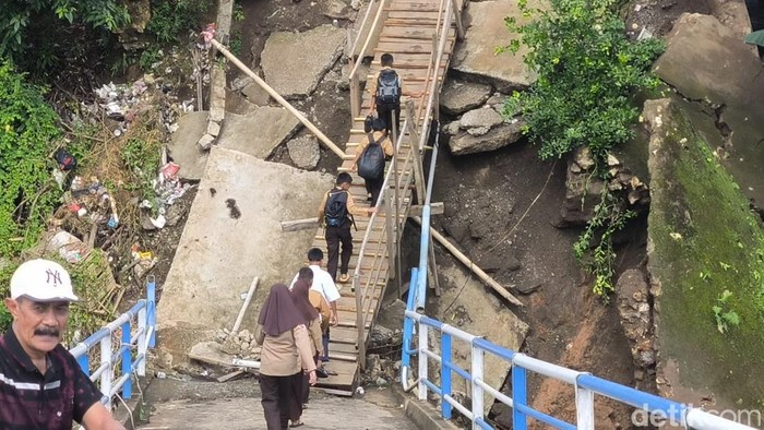 Jembatan ambruk di Kampung Bonto Tallasa, Kabupaten Maros.