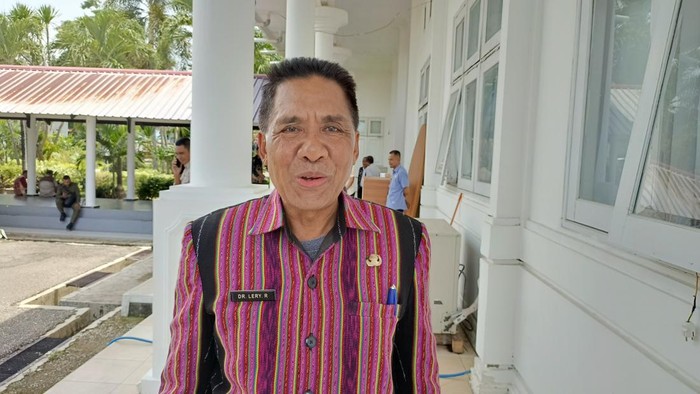 Kadiskop UKM NTT, Lery Rupidara, saat diwawancarai di Aula Rumah Jabatan Gubernur NTT, Jumat (21/11/2025). (Foto: Simon Selly/detikBali)
