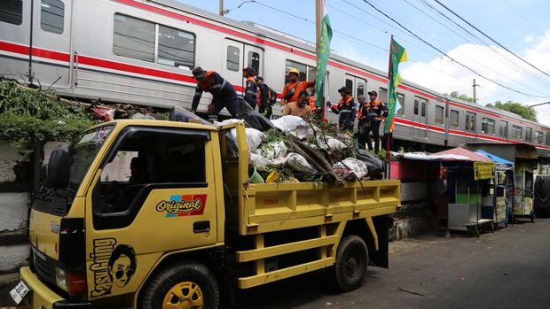 KAI merespons laporan soal indikasi potensi longsor di petak jalan Stasiun Manggarai-Stasiun Sudirman. Selain itu, ada tumpukan sampah bisa memicu kebakaran. (dok KAI)