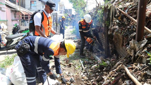KAI merespons laporan soal indikasi potensi longsor di petak jalan Stasiun Manggarai-Stasiun Sudirman. Selain itu, ada tumpukan sampah bisa memicu kebakaran. (dok KAI)
