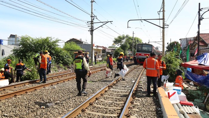 KAI merespons laporan soal indikasi potensi longsor di petak jalan Stasiun Manggarai-Stasiun Sudirman. Selain itu, ada tumpukan sampah bisa memicu kebakaran. (dok KAI)