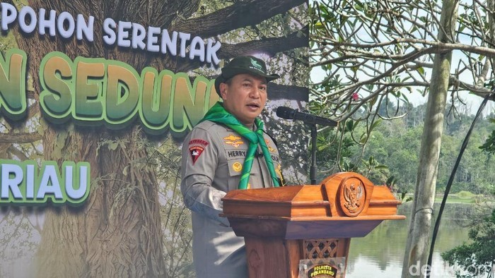 Kapolda Riau Irjen Pol Herry Heryawan memimpin penanaman 21.000 pohon di Danau Kahyangan, Rumbai, Pekanbaru dalam rangka Hari Pohon Nasional, Jumat (21/11/2025).