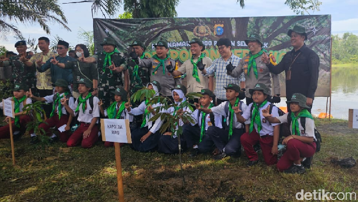 Kapolda Riau Irjen Pol Herry Heryawan memimpin penanaman 21.000 pohon di Danau Kahyangan, Rumbai, Pekanbaru.