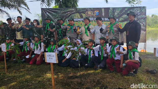 Kapolda Riau Irjen Pol Herry Heryawan memimpin penanaman 21.000 pohon di Danau Kahyangan, Rumbai, Pekanbaru. Kapolda Riau Irjen Pol Herry Heryawan memimpin penanaman 21.000 pohon di Danau Kahyangan, Rumbai, Pekanbaru.