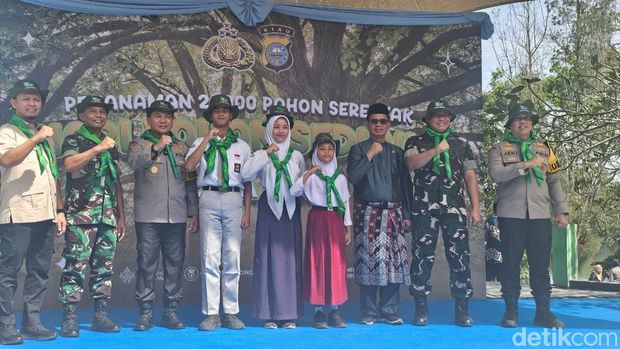 Kapolda Riau Irjen Pol Herry Heryawan memimpin penanaman 21.000 pohon di Danau Kahyangan, Rumbai, Pekanbaru.