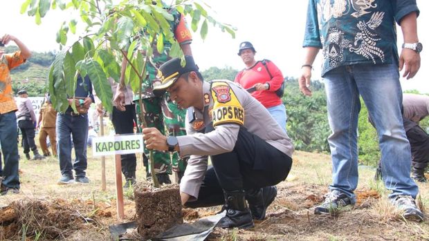 Kapolres Rohul AKBP Emil Eka Putra memimpin penanaman pohon di Bukit Suligi, Rokan Hulu memperingati Hari Pohon Sedunia, Jumat (21/11/2025).