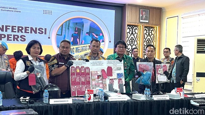 Kapolrestabes Medan Kombes Jean Calvijn saat menunjukkan barang bukti emas dan uang yang disita dari pelaku. (Foto: Finta Rahyuni/detikSumut)